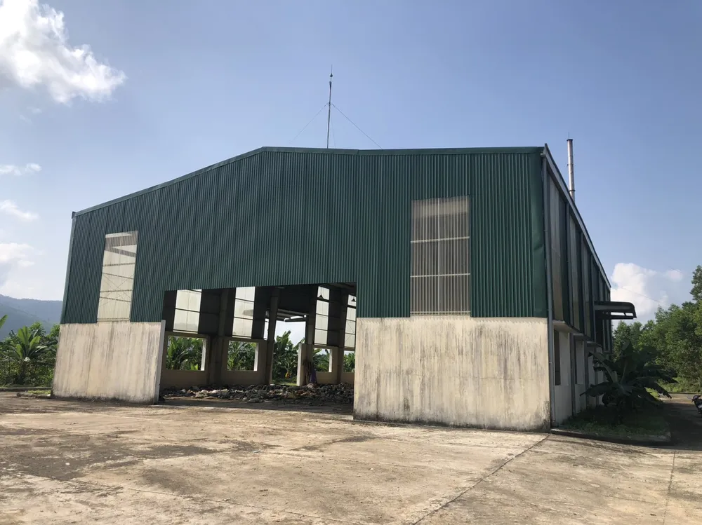 Bên trong nhà máy vắng người và không hoạt động hơn 1 năm nay. Bên trong nhà máy vắng người và không hoạt động hơn 1 năm nay.