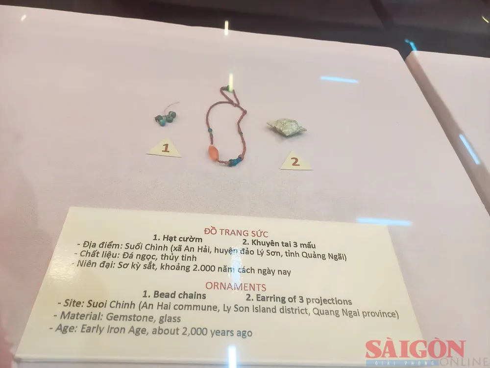 Đồ trang sức hạt cườm, khuyên tai 3 mấu được chế tác từ đá ngọc và thủy tinh, cách đây 2.000 năm. Ảnh: NGUYỄN TRANG