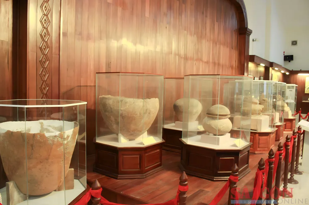 Cư dân Văn hóa Sa Huỳnh có táng tục đa dạng, ngoài truyền thống táng tục mộ chum, còn có táng tục mộ vò, mộ nồi, mộ đất. Ảnh: NGUYỄN TRANG