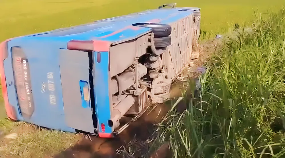 Hiện trường xe khách lật xuống ruộng.