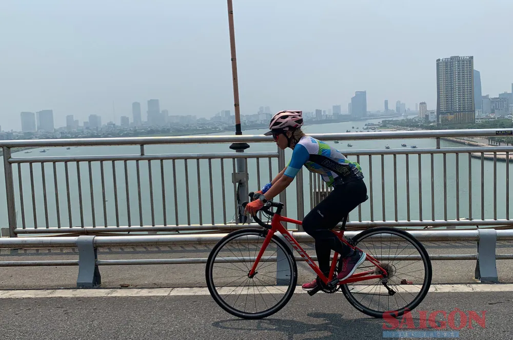 Thanh Vũ đạp xe qua TP Đà Nẵng. Ảnh: NVCC