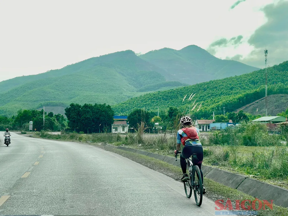 Hành trình xuyên Việt chỉ vỏn vẹn hơn 1 tháng và đến ngày 3-4, Thanh Vũ đã đến tỉnh Quảng Ngãi, chặng đường tiếp tục phía trước mang đến nhiều năng lượng tích cực cho nhiều người. Ảnh: NVCC