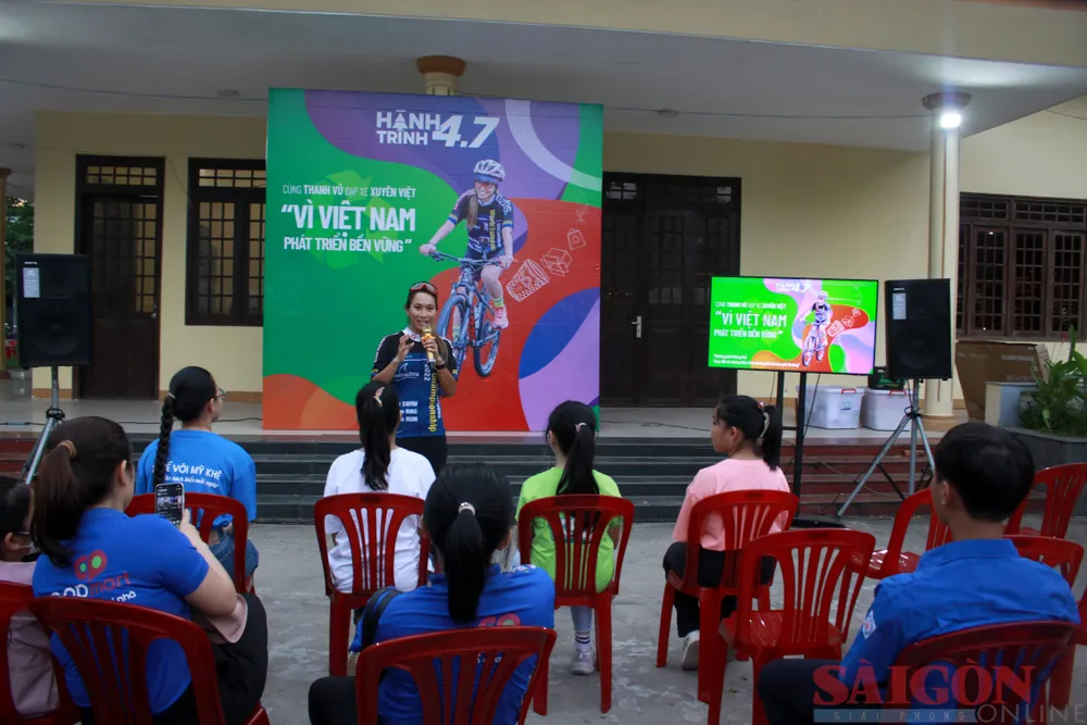 Thanh Vũ truyền tải năng lượng tích cực trong giảm thiểu, thu gom và tái chế rác thải nhựa. Ảnh: NGUYỄN TRANG