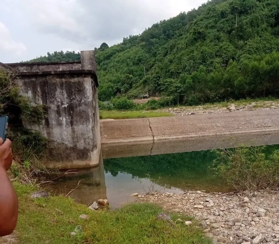 Khu vực đập thủy lợi sông Giang. Ảnh: HỒ NĂM Khu vực đập thủy lợi sông Giang. Ảnh: HỒ NĂM