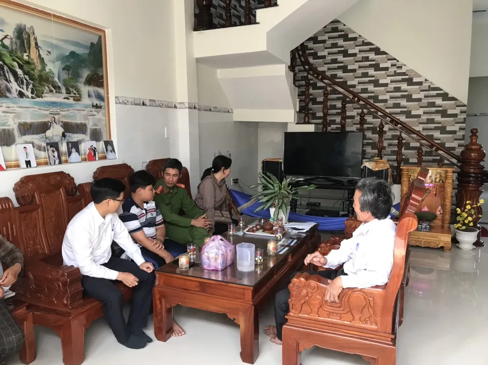 Lãnh đạo phường Phổ Thạnh đến thăm gia đình em Võ Tấn Đệ (phường Phổ Thạnh, thị xã Đức Phổ, tỉnh Quảng Ngãi)