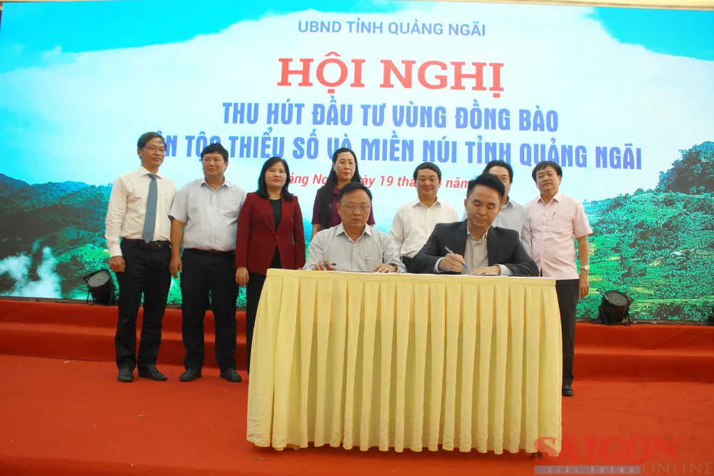 Các doanh nghiệp tham gia ký kết đầu tư vùng đồng bào dân tộc thiểu số và miền núi tỉnh Quảng Ngãi. Ảnh: NGUYỄN TRANG
