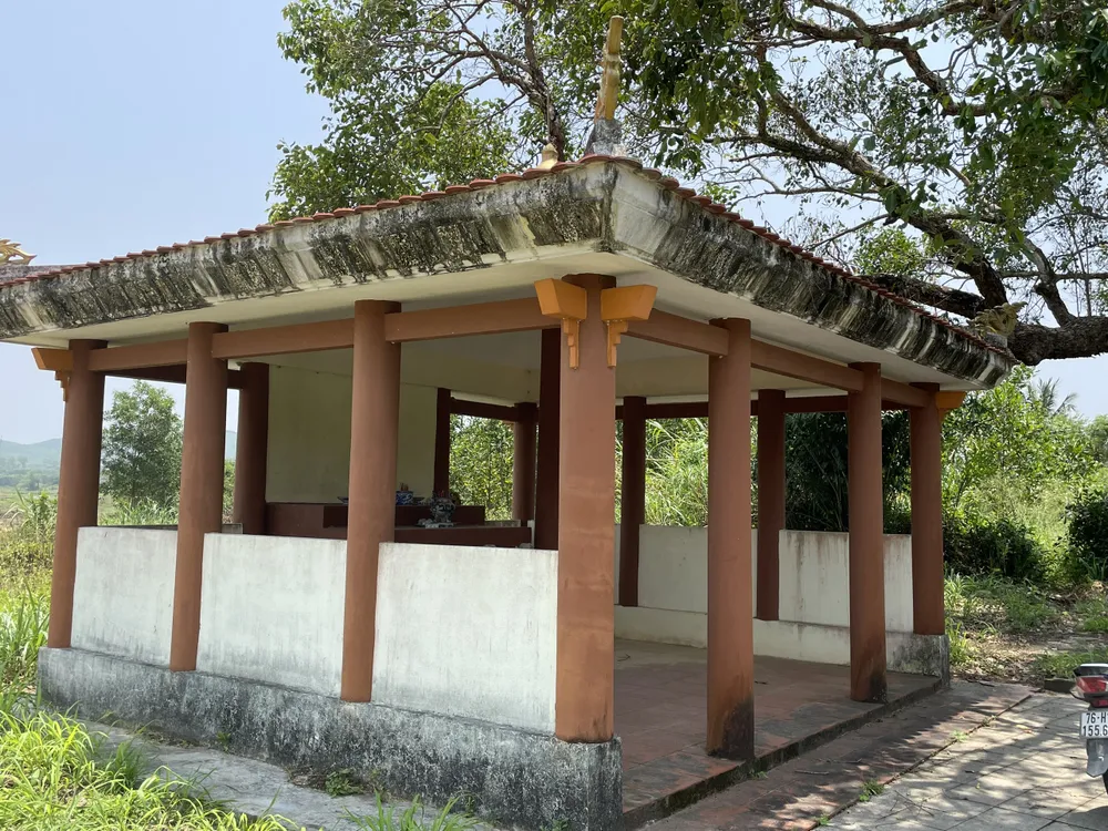 Khu thờ trong khuôn viên Di tích lịch sử Quốc gia mộ Huỳnh Công Thiệu. Khu thờ trong khuôn viên Di tích lịch sử Quốc gia mộ Huỳnh Công Thiệu.