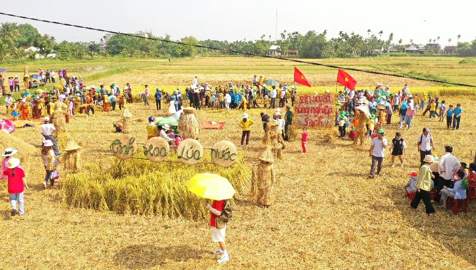 Từ sáng, rất đông người dân địa phương, khách tham quan, học sinh các trường trên địa bàn huyện Mộ Đức đã đến tham gia trải nghiệm Lễ hội Ngày mùa Từ sáng, rất đông người dân địa phương, khách tham quan, học sinh các trường trên địa bàn huyện Mộ Đức đã đến tham gia trải nghiệm Lễ hội Ngày mùa