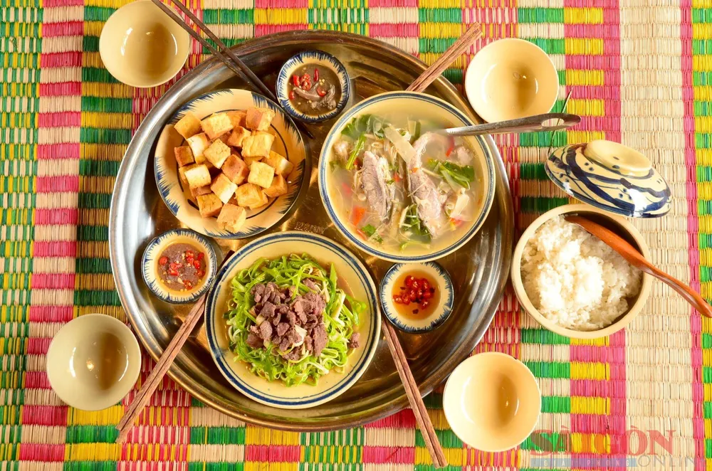 Vì chưa có dịch vụ nấu ăn cho du khách nên đôi khi anh Dũng kiêm luôn nội trợ. Ảnh: NVCC Vì chưa có dịch vụ nấu ăn cho du khách nên đôi khi anh Dũng kiêm luôn nội trợ. Ảnh: NVCC