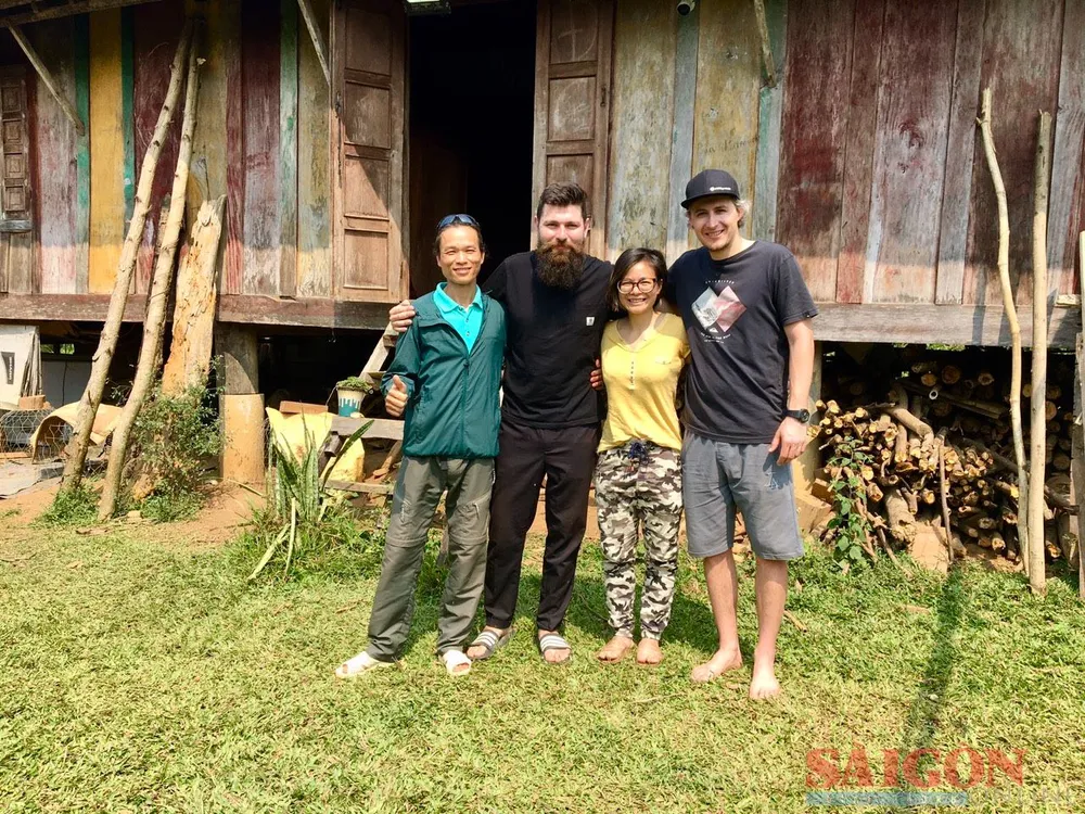 Anh Dũng (bên trái ngoài cùng) chụp ảnh cùng những du khách nước ngoài đến tham quan khu du lịch Dak Drinh Lodge. Ảnh: NVCC Anh Dũng (bên trái ngoài cùng) chụp ảnh cùng những du khách nước ngoài đến tham quan khu du lịch Dak Drinh Lodge. Ảnh: NVCC