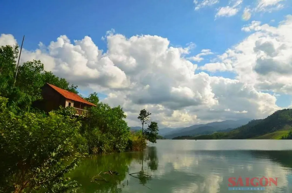 Một homestay của anh Dũng hướng ra phía hồ Đắk Đrinh. Ảnh: NVCC Một homestay của anh Dũng hướng ra phía hồ Đắk Đrinh. Ảnh: NVCC