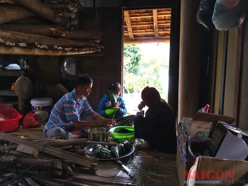 Người dân gói bánh trong nhà sàn ở xóm Ra Lung. Ảnh: NVCC Người dân gói bánh trong nhà sàn ở xóm Ra Lung. Ảnh: NVCC