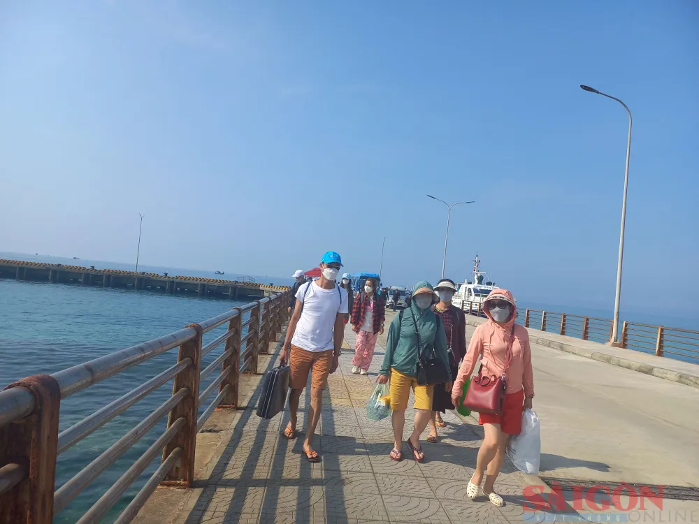 Khách du lịch ra đảo Lý Sơn qua cảng Bến Đình. Ảnh: NGUYỄN TRANG