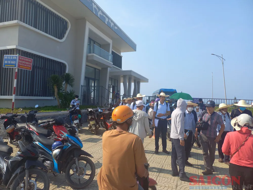 Khách đến cảng Bến Đình, huyện đảo Lý Sơn. Ảnh: NGUYỄN TRANG