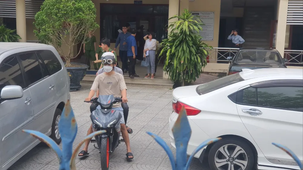 Sáng ngày 27-4, Công an đã làm việc tại Văn phòng Đăng ký đất đai tỉnh Quảng Ngãi (phường Trương Quang Trọng, TP Quảng Ngãi) Sáng ngày 27-4, Công an đã làm việc tại Văn phòng Đăng ký đất đai tỉnh Quảng Ngãi (phường Trương Quang Trọng, TP Quảng Ngãi)