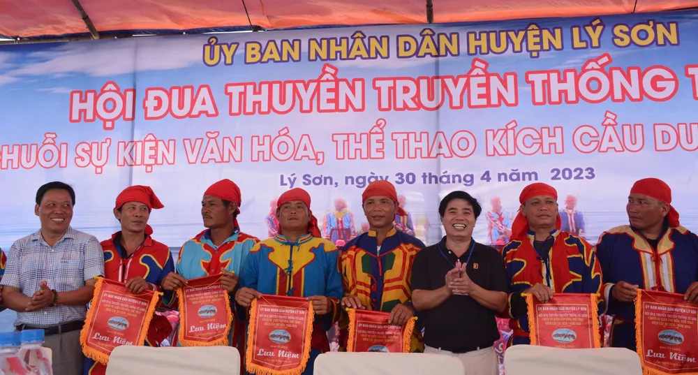 Trao cờ lưu niệm và giải thưởng cho các đội thuyền đua Trao cờ lưu niệm và giải thưởng cho các đội thuyền đua