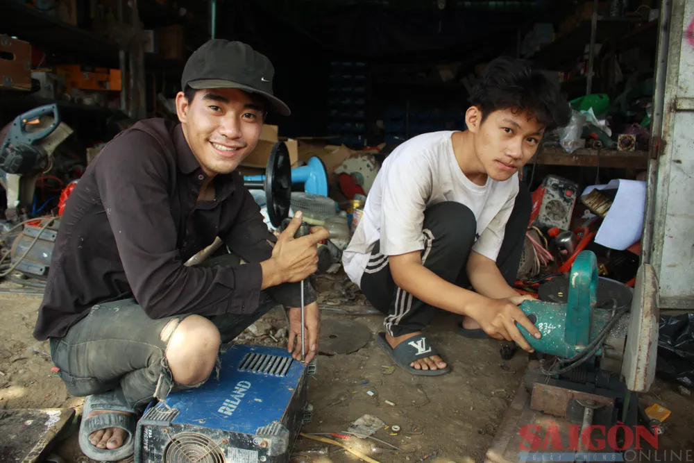 Anh Tùng (bên trái) vượt lên số phận và thành công mở tiệm sửa chữa điện tử, điện cơ và dạy nghề miễn phí cho thanh niên có hoàn cảnh khó khăn. Ảnh: NGUYỄN TRANG Anh Tùng (bên trái) vượt lên số phận và thành công mở tiệm sửa chữa điện tử, điện cơ và dạy nghề miễn phí cho thanh niên có hoàn cảnh khó khăn. Ảnh: NGUYỄN TRANG