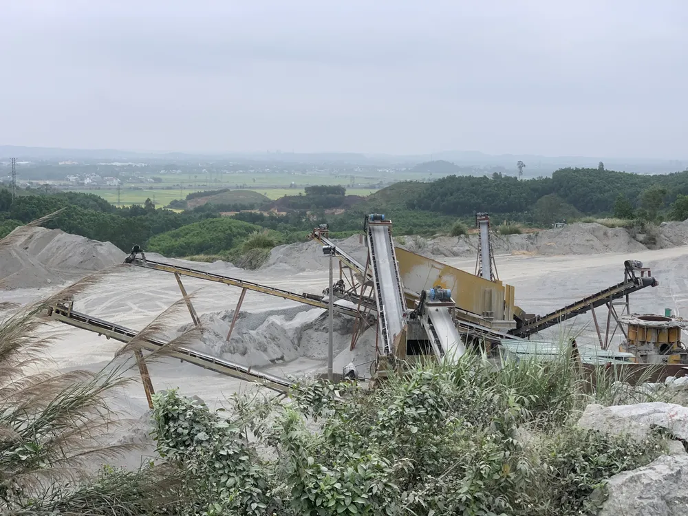 Đá mi bụi hiện được sử dụng rộng rãi nhiều nơi như vật liệu trong sản phẩm bê tông nhựa, cấp phối đá dăm, rải nền đường... Đá mi bụi hiện được sử dụng rộng rãi nhiều nơi như vật liệu trong sản phẩm bê tông nhựa, cấp phối đá dăm, rải nền đường...