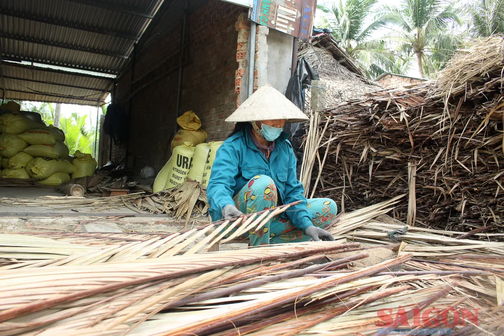 Người dân sống nhờ rừng dừa nước bằng các nghề thủ công. Ảnh: NGUYỄN TRANG Người dân sống nhờ rừng dừa nước bằng các nghề thủ công. Ảnh: NGUYỄN TRANG