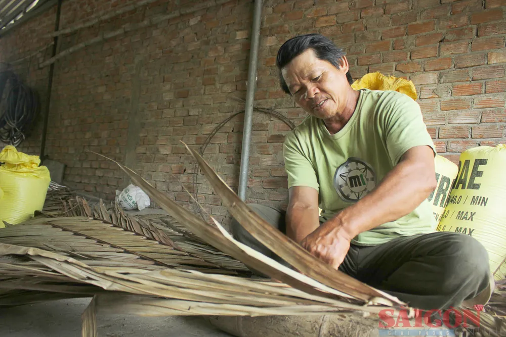 Ông Bé đang chằm lá dừa nước. Ảnh: NGUYỄN TRANG Ông Bé đang chằm lá dừa nước. Ảnh: NGUYỄN TRANG