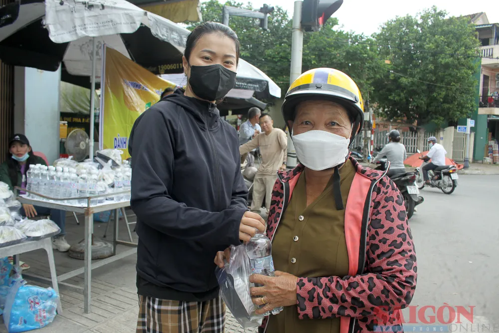 Mỗi người sẽ nhận được phần cơm và chai nước uống miễn phí. Ảnh: NGUYỄN TRANG Mỗi người sẽ nhận được phần cơm và chai nước uống miễn phí. Ảnh: NGUYỄN TRANG