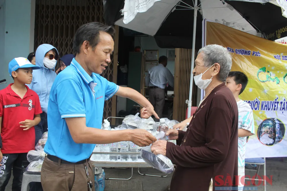 Những cụ già có hoàn cảnh khó khăn đến nhận phần cơm chay miễn phí. Ảnh: NGUYỄN TRANG Những cụ già có hoàn cảnh khó khăn đến nhận phần cơm chay miễn phí. Ảnh: NGUYỄN TRANG
