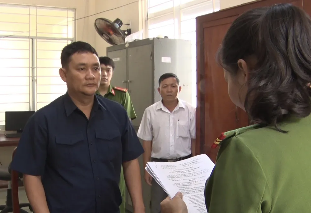 Công an đọc lệnh khởi tố bị can, tạm giam và khám xét đối với cán bộ Trung tâm Đăng kiểm xe cơ giới 76-03D Công an đọc lệnh khởi tố bị can, tạm giam và khám xét đối với cán bộ Trung tâm Đăng kiểm xe cơ giới 76-03D