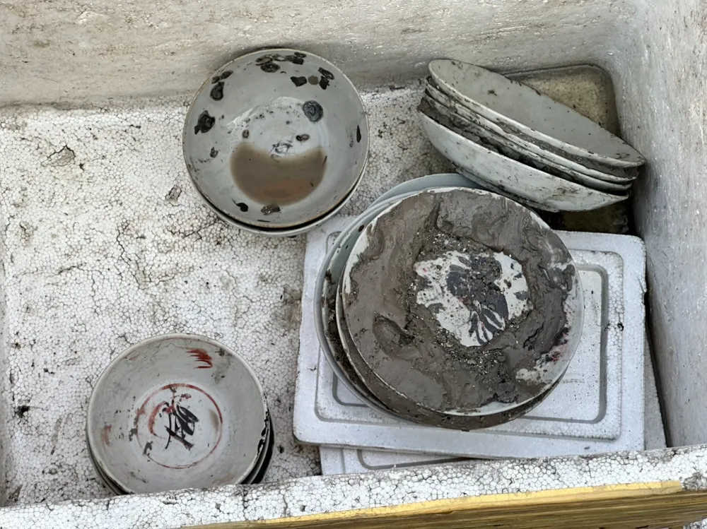 Một số hiện vật tô, đĩa phát hiện Một số hiện vật tô, đĩa phát hiện