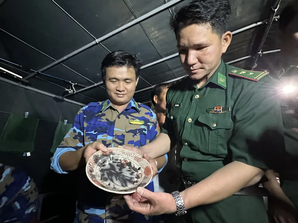 Một số hiện vật gốm sứ do lực lượng Biên phòng phát hiện thu giữ Một số hiện vật gốm sứ do lực lượng Biên phòng phát hiện thu giữ