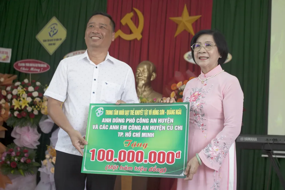 Các cán bộ, chiến sĩ Công an huyện Củ Chi, TPHCM tặng 100 triệu đồng cho Trung tâm. Ảnh: NGUYỄN TRANG Các cán bộ, chiến sĩ Công an huyện Củ Chi, TPHCM tặng 100 triệu đồng cho Trung tâm. Ảnh: NGUYỄN TRANG