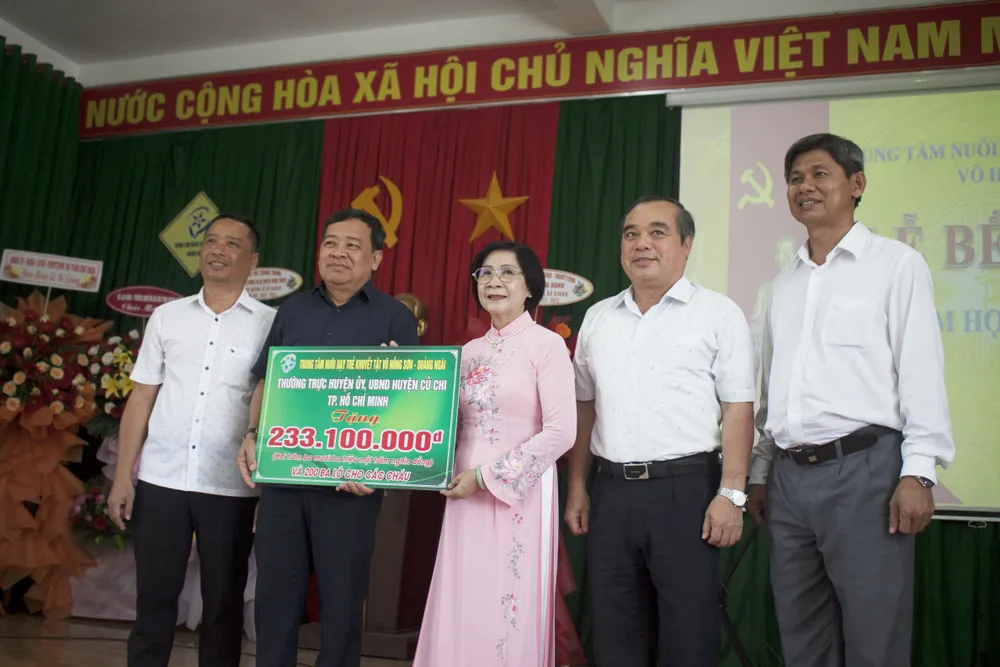 Thường trực Huyện ủy, UBND huyện Củ Chi, TPHCM tặng Trung tâm..và nhiều đơn vị tấm lòng hảo tâm cũng đến tặng hỗ trợ cho Trung tâm. Ảnh: NGUYỄN TRANG Thường trực Huyện ủy, UBND huyện Củ Chi, TPHCM tặng Trung tâm..và nhiều đơn vị tấm lòng hảo tâm cũng đến tặng hỗ trợ cho Trung tâm. Ảnh: NGUYỄN TRANG