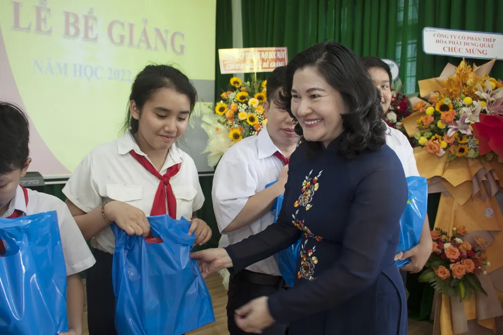 Thứ trưởng Bộ LĐTB-XH Nguyễn Thị Hà tặng quà cho các em. Ảnh: NGUYỄN TRANG Thứ trưởng Bộ LĐTB-XH Nguyễn Thị Hà tặng quà cho các em. Ảnh: NGUYỄN TRANG