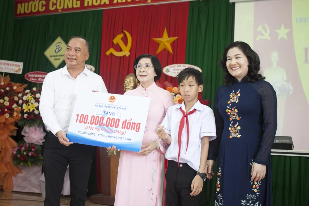 Dịp này, Quỹ bảo trợ trẻ em Việt Nam tặng 100 triệu đồng cho Trung tâm. Ảnh: NGUYỄN TRANG Dịp này, Quỹ bảo trợ trẻ em Việt Nam tặng 100 triệu đồng cho Trung tâm. Ảnh: NGUYỄN TRANG