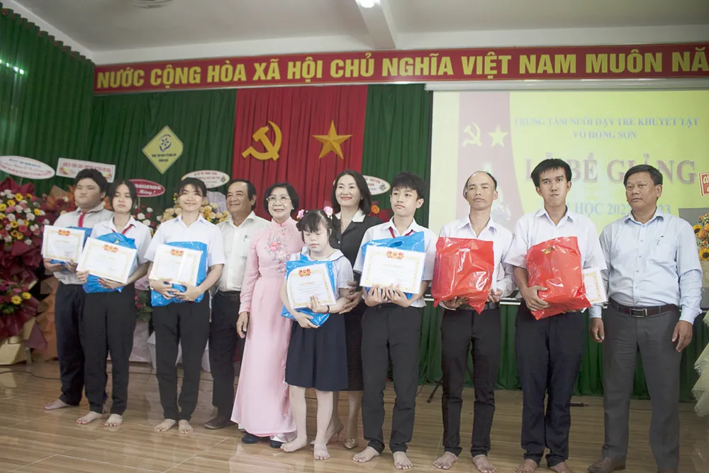 Trao thưởng năm học 2022-2023 cho học sinh. Ảnh: NGUYỄN TRANG Trao thưởng năm học 2022-2023 cho học sinh. Ảnh: NGUYỄN TRANG