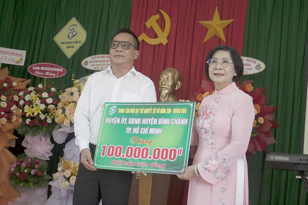 Huyện ủy, UBND huyện Bình Chánh, TPHCM tặng Trung tâm. Ảnh: NGUYỄN TRANG Huyện ủy, UBND huyện Bình Chánh, TPHCM tặng Trung tâm. Ảnh: NGUYỄN TRANG