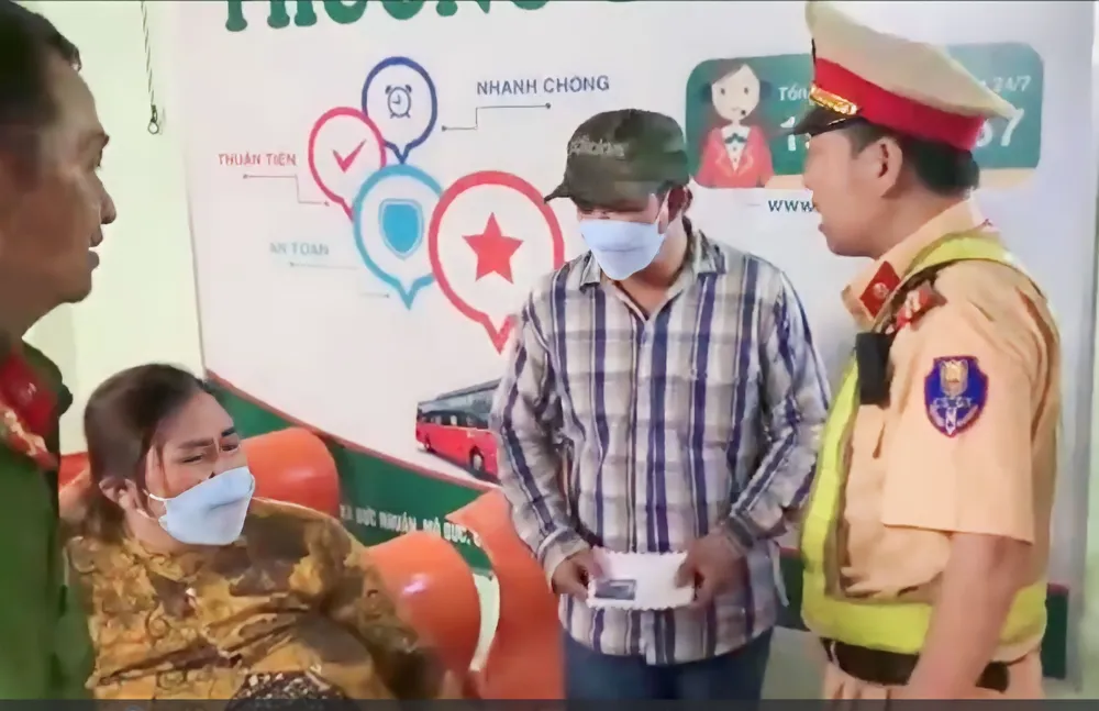 Công an Quảng Ngãi giúp đỡ sản phụ về quê TP Cần Thơ Công an Quảng Ngãi giúp đỡ sản phụ về quê TP Cần Thơ