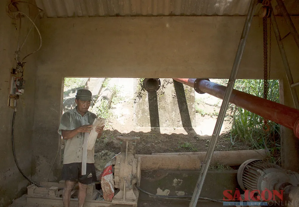 Trạm bơm với các thiết bị thô sơ, máy móc cũng cũ, sắt hoen gỉ. Ảnh: NGUYỄN TRANG Trạm bơm với các thiết bị thô sơ, máy móc cũng cũ, sắt hoen gỉ. Ảnh: NGUYỄN TRANG