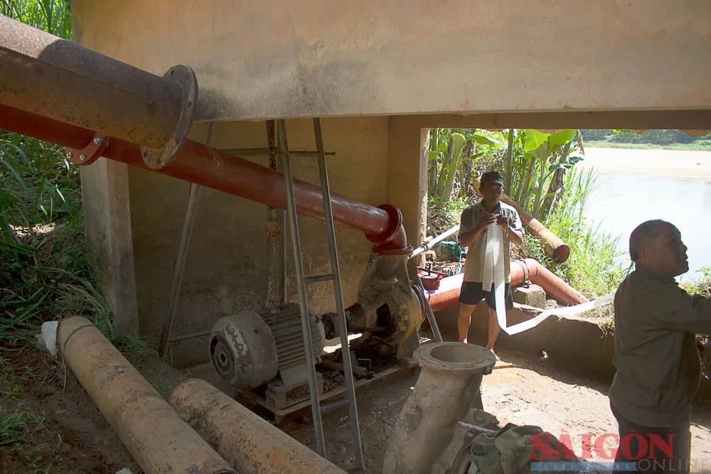 Có 2 máy bơm nhưng chỉ có 1 máy hoạt động vì không đủ kinh phí sửa chữa. Ảnh: NGUYỄN TRANG Có 2 máy bơm nhưng chỉ có 1 máy hoạt động vì không đủ kinh phí sửa chữa. Ảnh: NGUYỄN TRANG