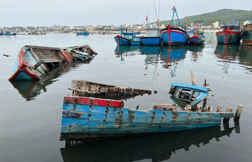 Tàu đắm gây cản trở hoạt động neo đậu của các tàu cá khác Tàu đắm gây cản trở hoạt động neo đậu của các tàu cá khác