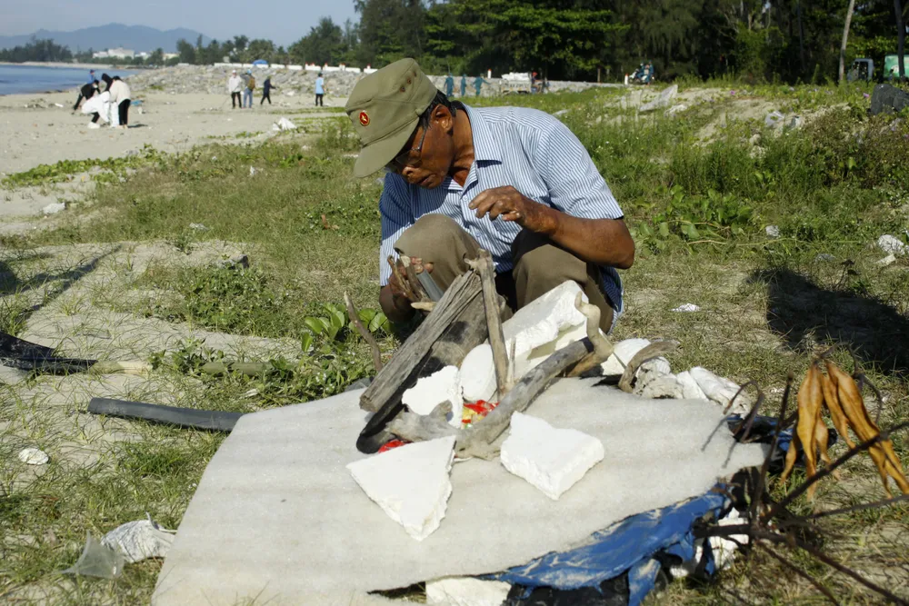 Người dân gom rác thành đống để cho vào bao tải
