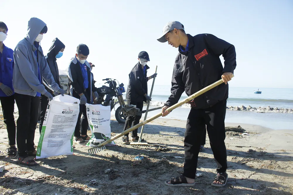 Giữ gìn bãi biển xanh, sạch, đẹp