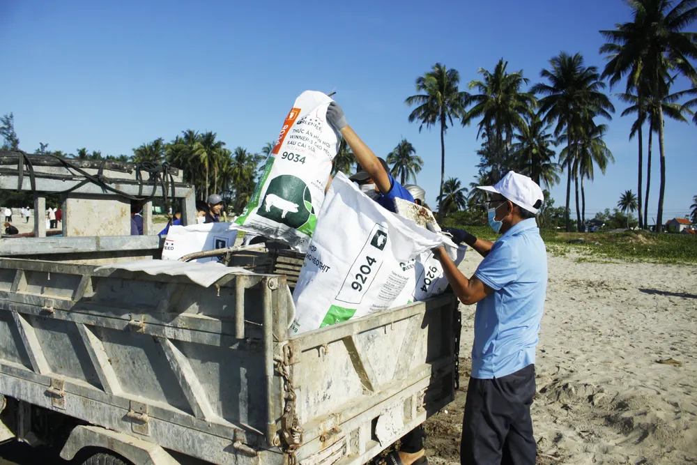 Xe tải chở rác sau khi thu gom