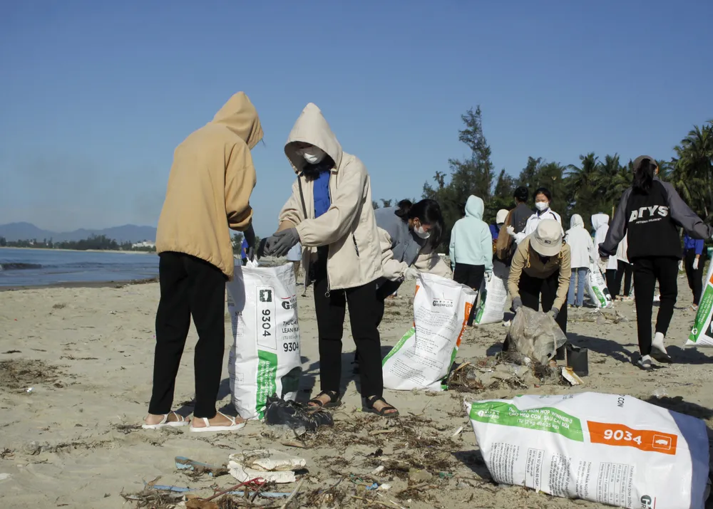 Thanh niên xã Tịnh Kỳ tham gia dọn vệ sinh môi trường