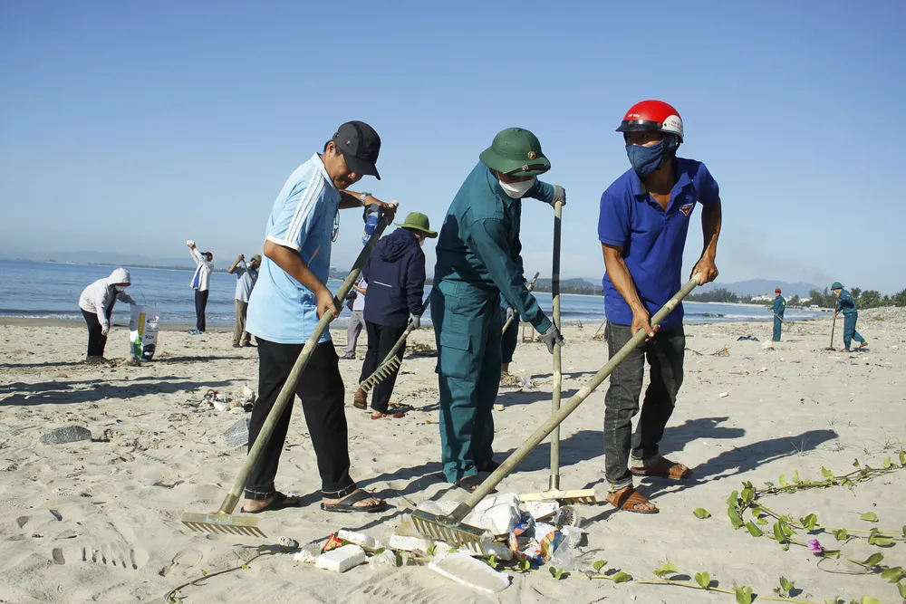 Rác thải trên bãi biển chủ yếu rác thải nhựa, xốp...