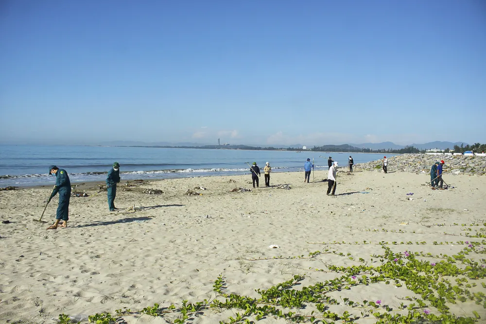 UBND xã Tịnh Kỳ (TP Quảng Ngãi) đã huy động cán bộ, công chức, phụ nữ, đoàn viên thanh niên…ra quân thu gom rác thải nhựa