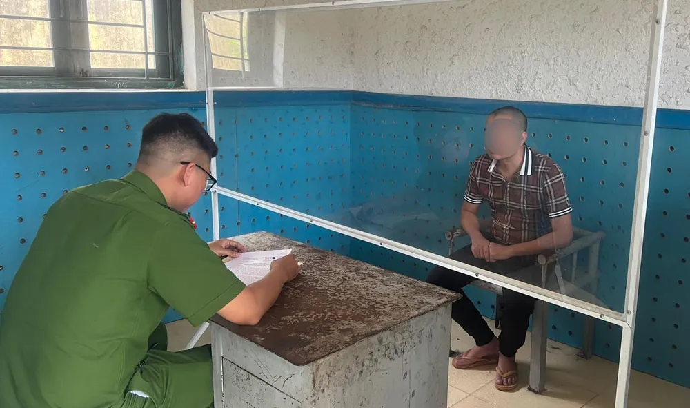 Công an làm việc với Nguyễn Thành Minh tại cơ quan