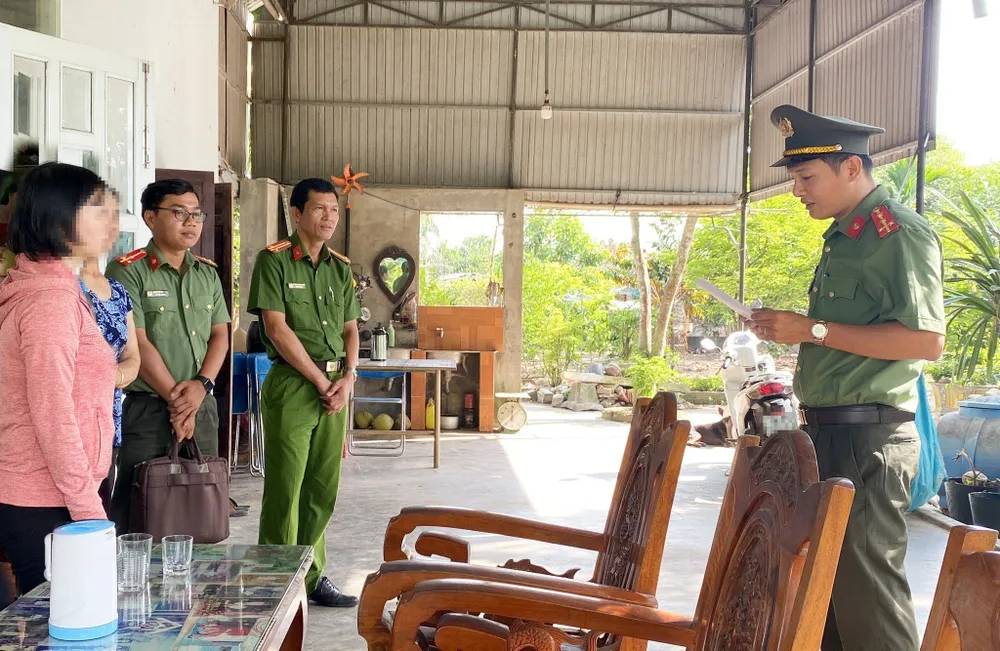 Công an tống đạt các quyết định khởi tố vụ án và lệnh cấm đi khỏi nơi cư trú đối với Trần Thị Kiều Duyên