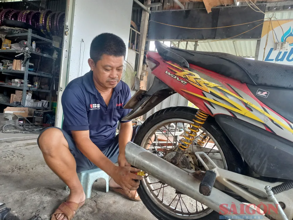 Anh Dũng làm nghề sửa xe hơn 20 năm, tuy cuộc sống nhiều khó khăn nhưng anh vẫn góp tâm sức cho hoạt động từ thiện. Ảnh: NGUYỄN TRANG