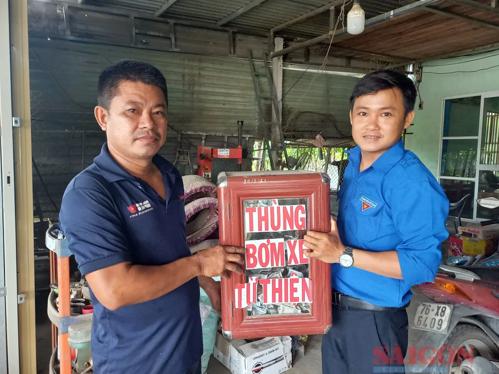Anh Nguyễn Đức Dũng cùng Đoàn xã Bình Thuận mở thùng từ thiện đều đặn 3 tháng/lần để giúp đỡ nhiều hoàn cảnh khó khăn. Ảnh: NGUYỄN TRANG