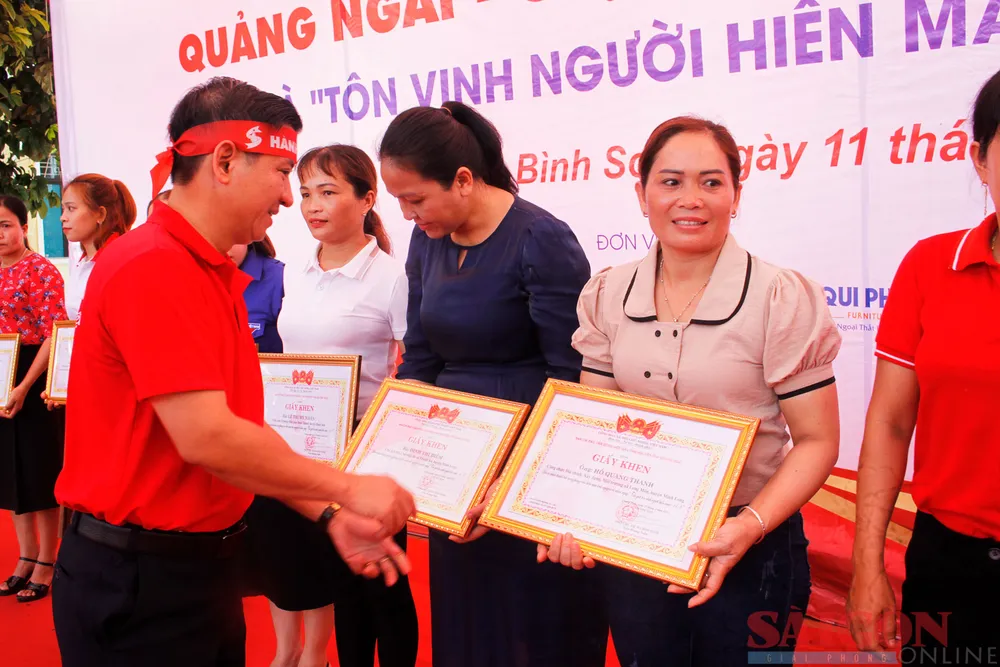 Ban tổ chức tặng bằng khen, giấy khen cho các cá nhân, gia đình... có thành tích tiêu biểu trong phong trào hiến máu tình nguyện tỉnh Quảng Ngãi. Ảnh: NGUYỄN TRANG